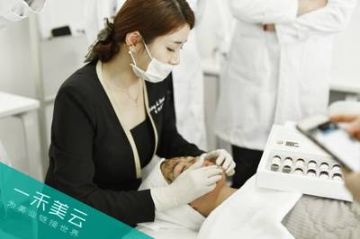 從美容院?jiǎn)T工到醫(yī)美顧問 職業(yè)發(fā)展與收入揭秘